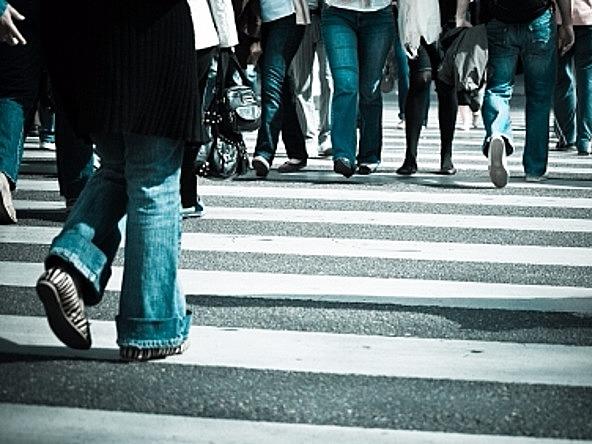 Consumers_shopping outside_crop